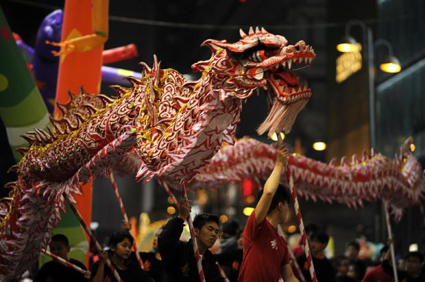 Ásia inicia com grande festa o ano da Serpente   Pornchai Kittiwongsakul, AFP/clicRBS