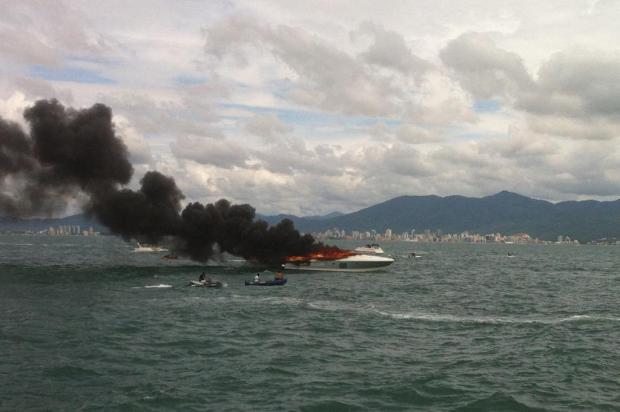 Capitania apura causas do incêndio que afundou lancha em Porto Belo Anabela Passos/Arquivo pessoal Capitania apura causas do incêndio que afundou lancha em Porto Belo Anabela Passos/Arquivo pessoal