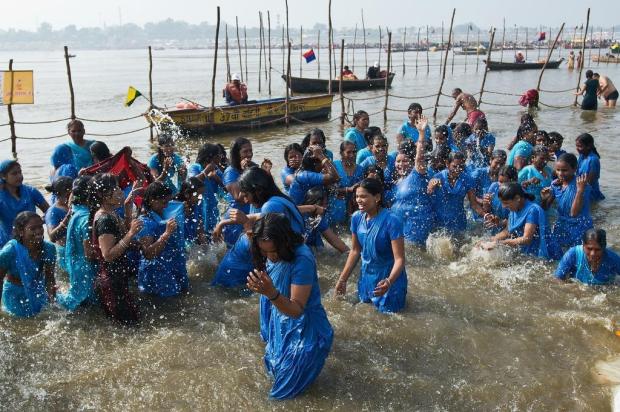 Pelo menos dez pessoas morrem no maior festival religioso do mundo, na  Índia PRAKASH SINGH/AFP