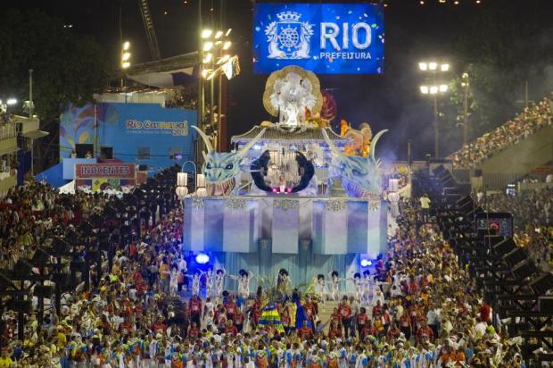 Inocentes de Belford Roxo estoura tempo em dois minutos na estreia na Sapucaí  Antonio Scorza/AFP