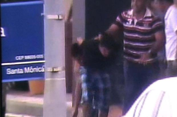 Vídeo mostra momento em que suspeito de matar turista gaúcho é preso em Florianópolis Reprodução/Reprodução