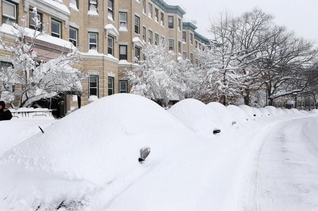 Tempestade de neve deixou pelo menos 10 mortos nos EUA Jared Wickerham/Getty Images/AFP Tempestade de neve deixou pelo menos 10 mortos nos EUA Jared Wickerham/Getty Images/AFP