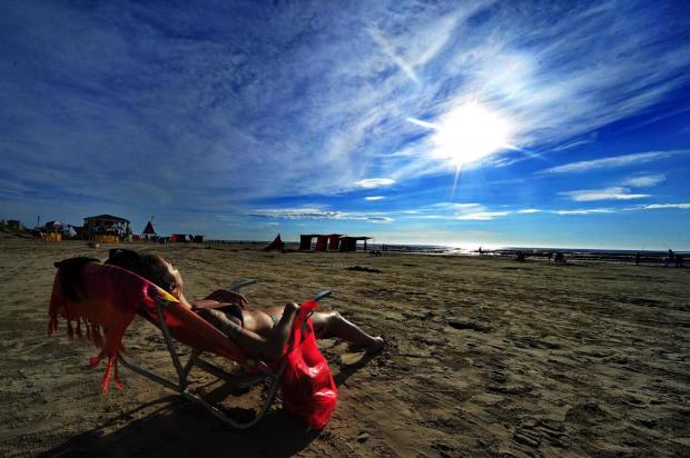 Manhã de sol atrai veranistas à praia em Capão da Canoa Félix Zucco/Agencia RBS Manhã de sol atrai veranistas à praia em Capão da Canoa Félix Zucco/Agencia RBS