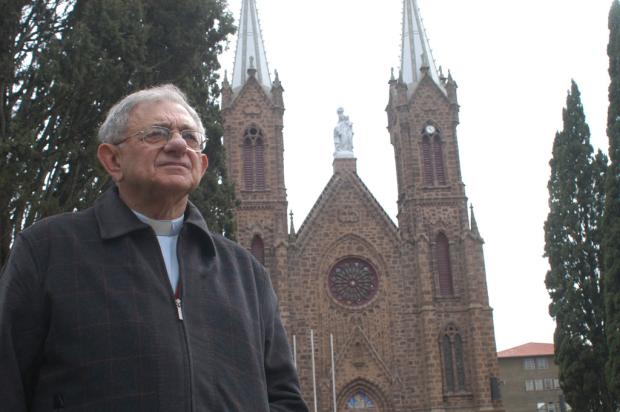 Bispo emérito da diocese de Vacaria, Dom Orlando Dotti avalia renúncia do Papa Bento XVI como um ato de grandeza Roni Rigon/ Agência RBS/ Bispo emérito da diocese de Vacaria, Dom Orlando Dotti avalia renúncia do Papa Bento XVI como um ato de grandeza Roni Rigon/ Agência RBS/