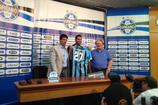 André Santos recebe a camisa 27 e garante: "O meu objetivo é ser campeão no Grêmio" Marco Souza/AgênciaRBS André Santos recebe a camisa 27 e garante: "O meu objetivo é ser campeão no Grêmio" Marco Souza/AgênciaRBS