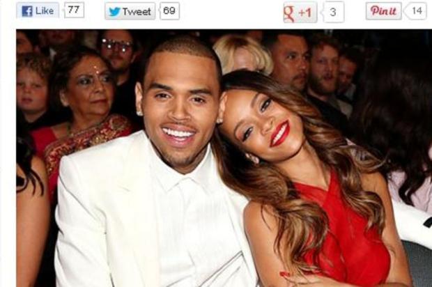 Rihanna e Chris Brown trocam carícias no Grammy Reprodução/US Weekly Rihanna e Chris Brown trocam carícias no Grammy Reprodução/US Weekly