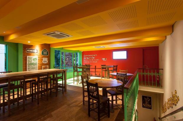Tendência fast casual dita projeto despojado e sustentável de novo restaurante em Porto Alegre Pedro Milanez/Divulgação Tendência fast casual dita projeto despojado e sustentável de novo restaurante em Porto Alegre Pedro Milanez/Divulgação