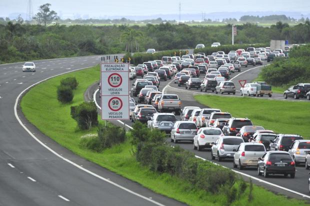 Mais de 110 mil veículos devem voltar do Litoral pela freeway entre terça e quarta-feira Lauro Alves/Agencia RBS Mais de 110 mil veículos devem voltar do Litoral pela freeway entre terça e quarta-feira Lauro Alves/Agencia RBS