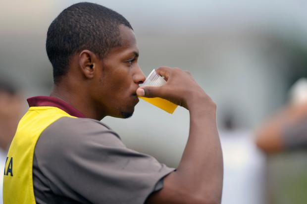 Lateral-esquerdo Dener retorna ao time do Caxias após ser poupado em Ijuí Juan Barbosa, Agência RBS/ Lateral-esquerdo Dener retorna ao time do Caxias após ser poupado em Ijuí Juan Barbosa, Agência RBS/
