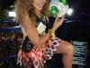 A cantora Daniela Mercury autografa a bola da Copa do Mundo