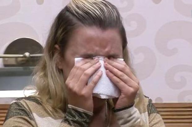 Marien chora por Elieser no BBB13 e Ivan dispara: "Ele te descartou" Reprodução/ TV Globo/ Marien chora por Elieser no BBB13 e Ivan dispara: "Ele te descartou" Reprodução/ TV Globo/