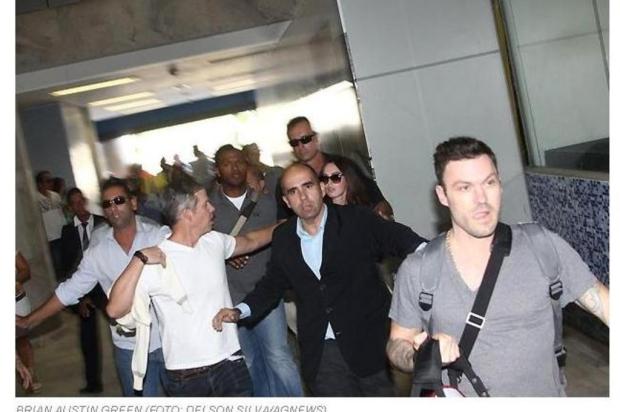 Marido de Megan Fox se irrita com fotógrafos em aeroporto do Rio Quem/Reprodução Marido de Megan Fox se irrita com fotógrafos em aeroporto do Rio Quem/Reprodução