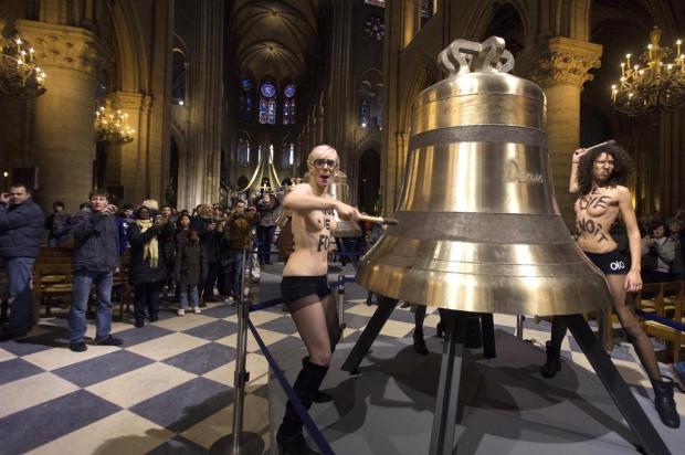 Para comemorar renúncia do Papa, grupo Femen invade catedral na França Joel Saget/AFP