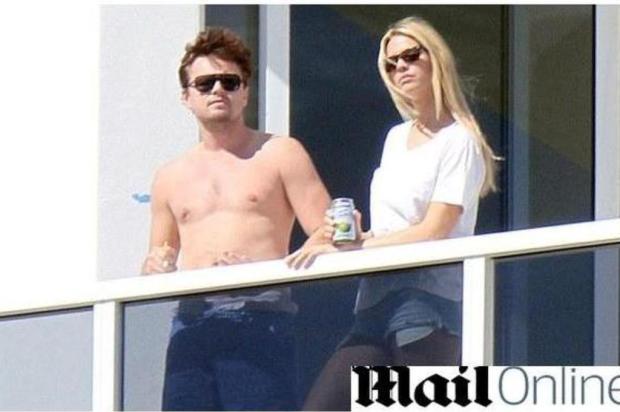 Leonardo DiCaprio é flagrado com a Miss Kosovo 2011 em Miami Daily Mail/Reprodução Leonardo DiCaprio é flagrado com a Miss Kosovo 2011 em Miami Daily Mail/Reprodução