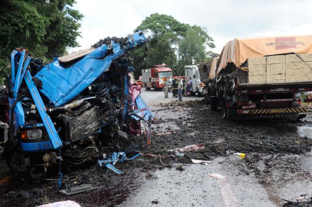 Caminhoneiro morre em acidente entre três caminhões na RS-122, em Flores da Cunha Roni Rigon, Agência RBS/ Caminhoneiro morre em acidente entre três caminhões na RS-122, em Flores da Cunha Roni Rigon, Agência RBS/