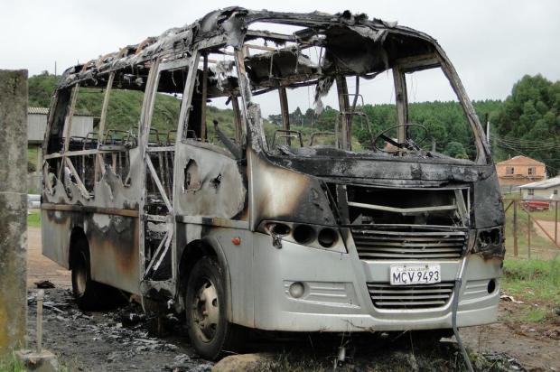 Polícia tem suspeitos, mas não relaciona incêndio de ônibus a atentados na Serra DIONATA COSTA,SÃO JOAQUIM ONLINE/Divulgação Polícia tem suspeitos, mas não relaciona incêndio de ônibus a atentados na Serra DIONATA COSTA,SÃO JOAQUIM ONLINE/Divulgação