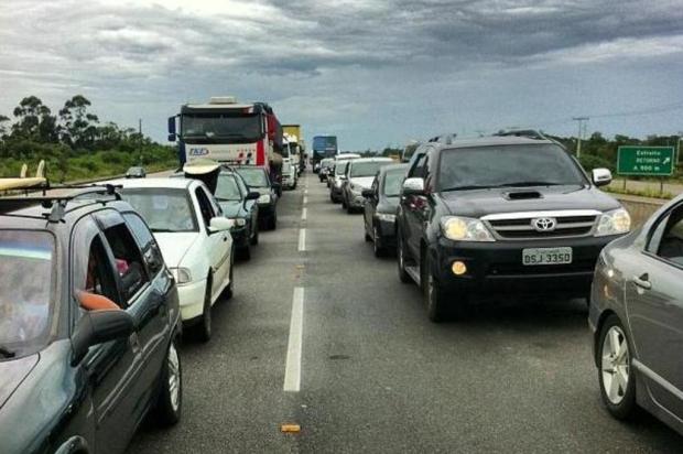 Vendedores aproveitam o congestionamento para comercializar seus produtos e ganhar um dinheiro extra Gisele Krama/Agência RBS Vendedores aproveitam o congestionamento para comercializar seus produtos e ganhar um dinheiro extra Gisele Krama/Agência RBS