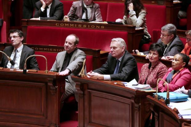 Deputados franceses aprovam lei do casamento homossexual Jacques Demarthon/AFP