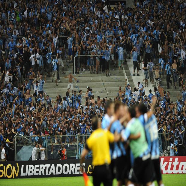 Bombeiros impõem compra imediata de cadeiras para as arquibancadas da Arena e provocam indignação do Grêmio Diego Vara/Agencia RBS Bombeiros impõem compra imediata de cadeiras para as arquibancadas da Arena e provocam indignação do Grêmio Diego Vara/Agencia RBS
