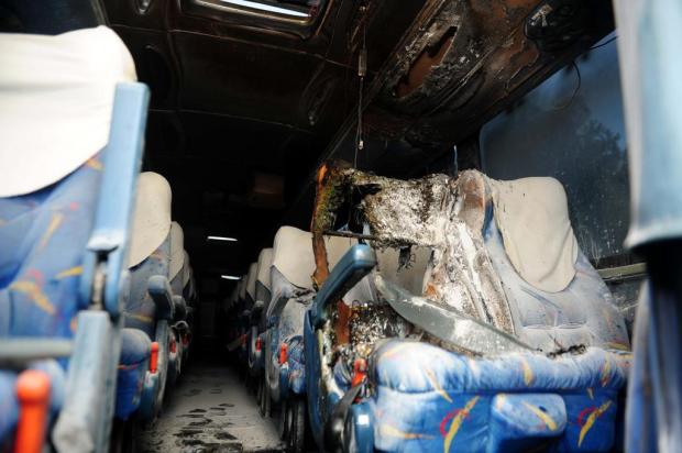Ônibus de turismo é incendiado nesta manhã na Tapera, em Florianópolis Guto Kuerten/Agencia RBS Ônibus de turismo é incendiado nesta manhã na Tapera, em Florianópolis Guto Kuerten/Agencia RBS
