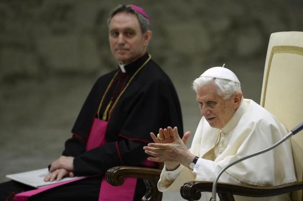 Secretário pessoal do Papa continuará a serviço de Bento XVI  Filippo Monteforte/AFP