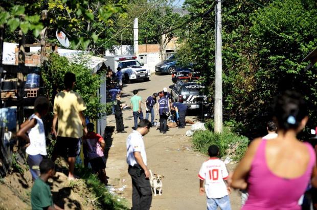 Jovem é encontrado morto no Bairro Bom Jesus, em Porto Alegre Lívia Stumpf/Agencia RBS Jovem é encontrado morto no Bairro Bom Jesus, em Porto Alegre Lívia Stumpf/Agencia RBS