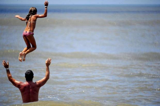 Sol desponta e atrai banhistas em Tramandaí Félix Zucco/Agência RBS Sol desponta e atrai banhistas em Tramandaí Félix Zucco/Agência RBS