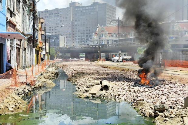 Comerciantes da Voluntários da Pátria queimam pneus em protesto na Capital Mateus Bruxel/Agencia RBS