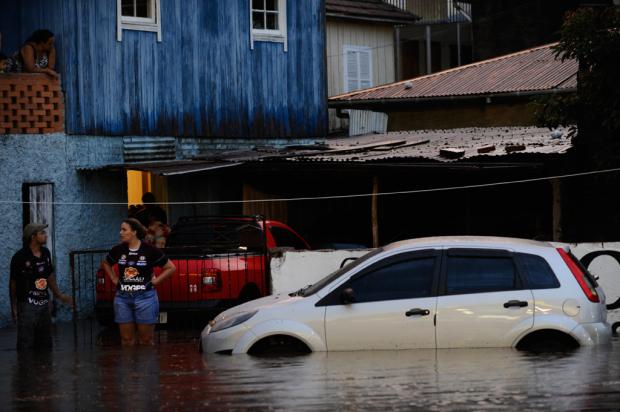 Chuva alaga casas e deixa carros submersos em Caxias do Sul Daniela Xu, Agência RBS/ Chuva alaga casas e deixa carros submersos em Caxias do Sul Daniela Xu, Agência RBS/