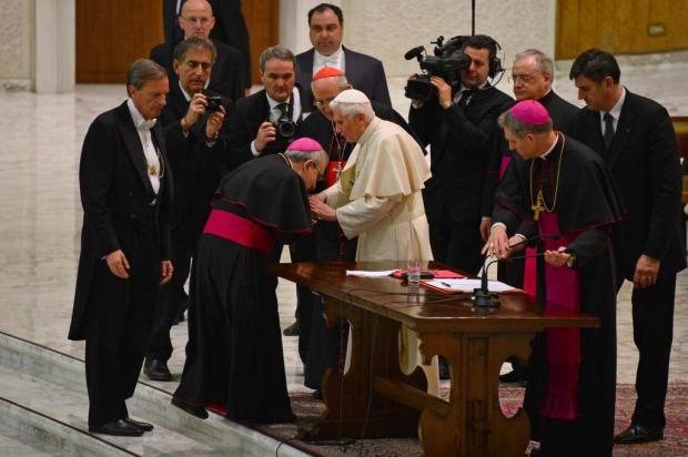 Em tom crítico, Papa pede renovação da Igreja GABRIEL BOUYS/AFP Em tom crítico, Papa pede renovação da Igreja GABRIEL BOUYS/AFP