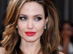 "Não me sinto menos mulher", diz Angelina Jolie sobre dupla mastectomia Ethan Miller/AFP/GETTY IMAGES "Não me sinto menos mulher", diz Angelina Jolie sobre dupla mastectomia Ethan Miller/AFP/GETTY IMAGES