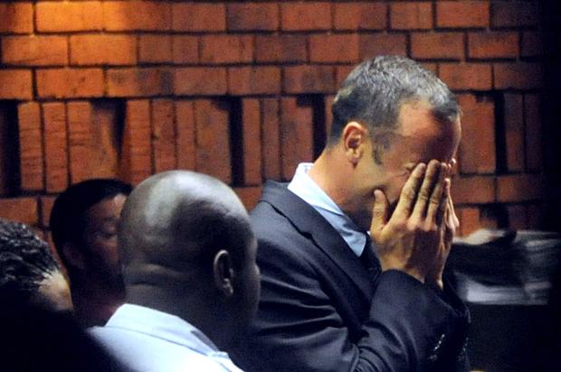 Bastão de críquete com sangue é encontrado na casa de Oscar Pistorius Antoine de Rais,AFP/ Bastão de críquete com sangue é encontrado na casa de Oscar Pistorius Antoine de Rais,AFP/