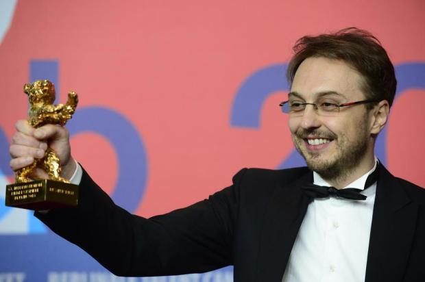 Romeno Calin Netzer leva Urso de Ouro de Berlim por 'Child's Pose' JOHN MACDOUGALL/AFP