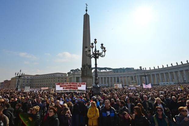Multidão de 50 mil pessoas assiste penúltima bênção dominical de Bento XVI antes de sua renúncia Giuseppe Cacace/