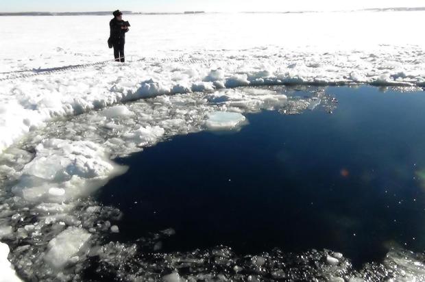 Rússia desiste de buscar meteorito que deixou mais de mil feridos CHELYABINSK REGION POLICE DEPARTMENT/AFP