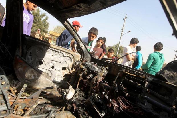 Atentados com carros-bomba deixam pelo menos 21 mortos em Bagdá Ahmad Al-Rubaye/AFP Atentados com carros-bomba deixam pelo menos 21 mortos em Bagdá Ahmad Al-Rubaye/AFP