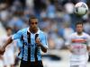Welliton busca a bola em partida no Estádio Olímpico