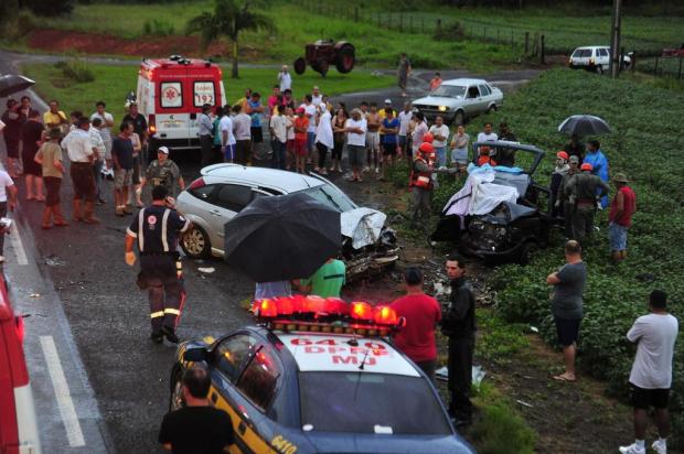 Uma pessoa morre e outras cinco ficam feridas em acidente na BR-158, em Itaara, na Região Central / Uma pessoa morre e outras cinco ficam feridas em acidente na BR-158, em Itaara, na Região Central /