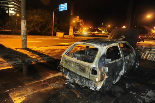 Carro pega fogo em Porto Alegre Bruno Alencastro/Agencia RBS
