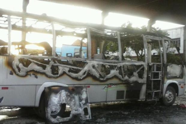 Três ônibus são incendiados dentro de garagem em Rio Negrinho, Norte de SC Fernando Guckert/Agencia RBS