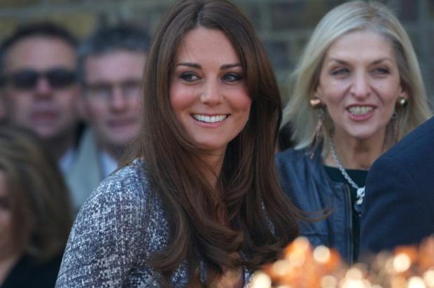 Kate Middleton exibe barriguinha de quatro meses em Londres Adrew Cowie/AFP