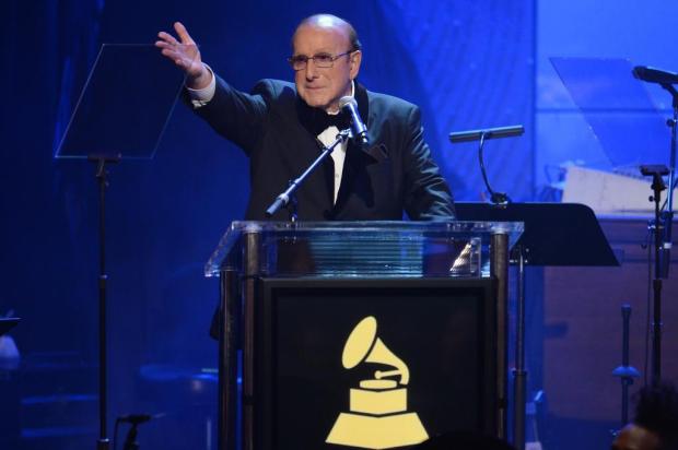 Produtor musical Clive Davis revela bissexualidade em nova autobiografia Robyn Beck/AFP Produtor musical Clive Davis revela bissexualidade em nova autobiografia Robyn Beck/AFP