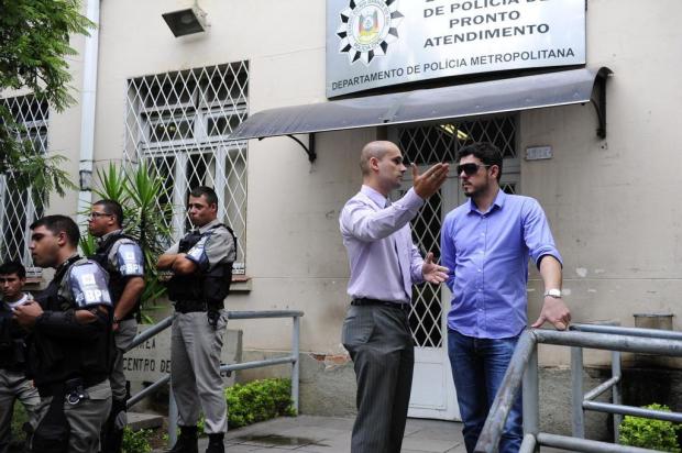 Policial civil em alta velocidade é abordado em barreira da BM e gera discussão entre instituições na Capital Ronaldo Bernardi/Agencia RBS Policial civil em alta velocidade é abordado em barreira da BM e gera discussão entre instituições na Capital Ronaldo Bernardi/Agencia RBS