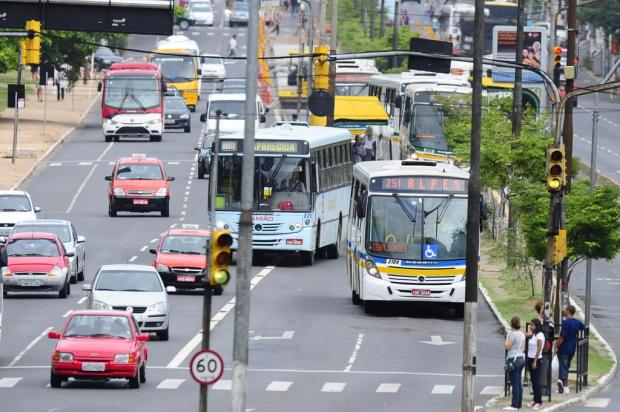 Mesmo sem operação tartaruga, usuários reclamam de atraso nos ônibus em Porto Alegre Lauro Alves/Agencia RBS Mesmo sem operação tartaruga, usuários reclamam de atraso nos ônibus em Porto Alegre Lauro Alves/Agencia RBS