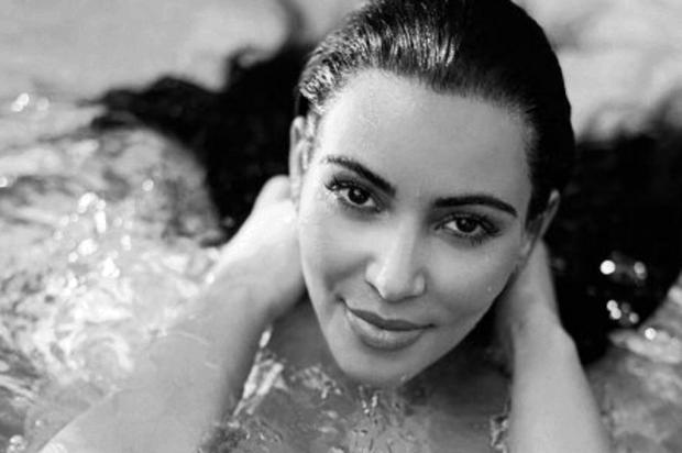 Grávida, Kim Kardashian posa de biquíni Bruce Weber/DuJour Grávida, Kim Kardashian posa de biquíni Bruce Weber/DuJour