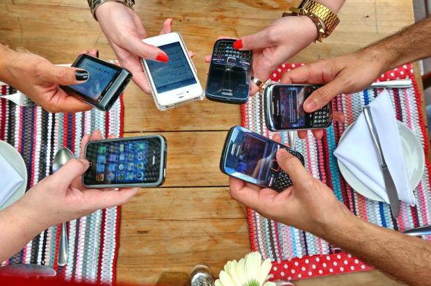 Especialistas em etiqueta dão dicas sobre o uso do smartphone Jean Schwarz/Agencia RBS