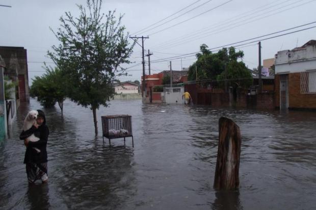 Chuva forte alaga ruas e deixa família ilhada em Pelotas Michele Silva/Arquivo Pessoal