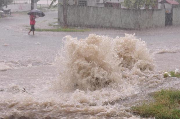 Chuva forte alaga ruas e causa transtornos no trânsito em Porto Alegre Bruno Alencastro/Agencia RBS Chuva forte alaga ruas e causa transtornos no trânsito em Porto Alegre Bruno Alencastro/Agencia RBS