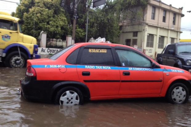 Taxista morre durante temporal na Rua Voluntários da Pátria Aline Custódio/Agência RBS Taxista morre durante temporal na Rua Voluntários da Pátria Aline Custódio/Agência RBS