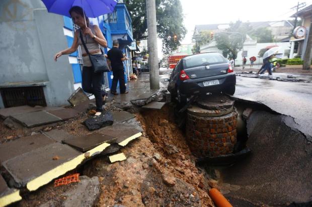Cratera aberta com chuva "engole" carros na esquina da Bordini com a Marquês do Pombal Lauro Alves/Agencia RBS Cratera aberta com chuva "engole" carros na esquina da Bordini com a Marquês do Pombal Lauro Alves/Agencia RBS